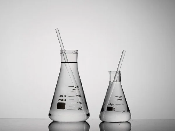 Glass and plastic laboratory flasks for scientific research at LDP